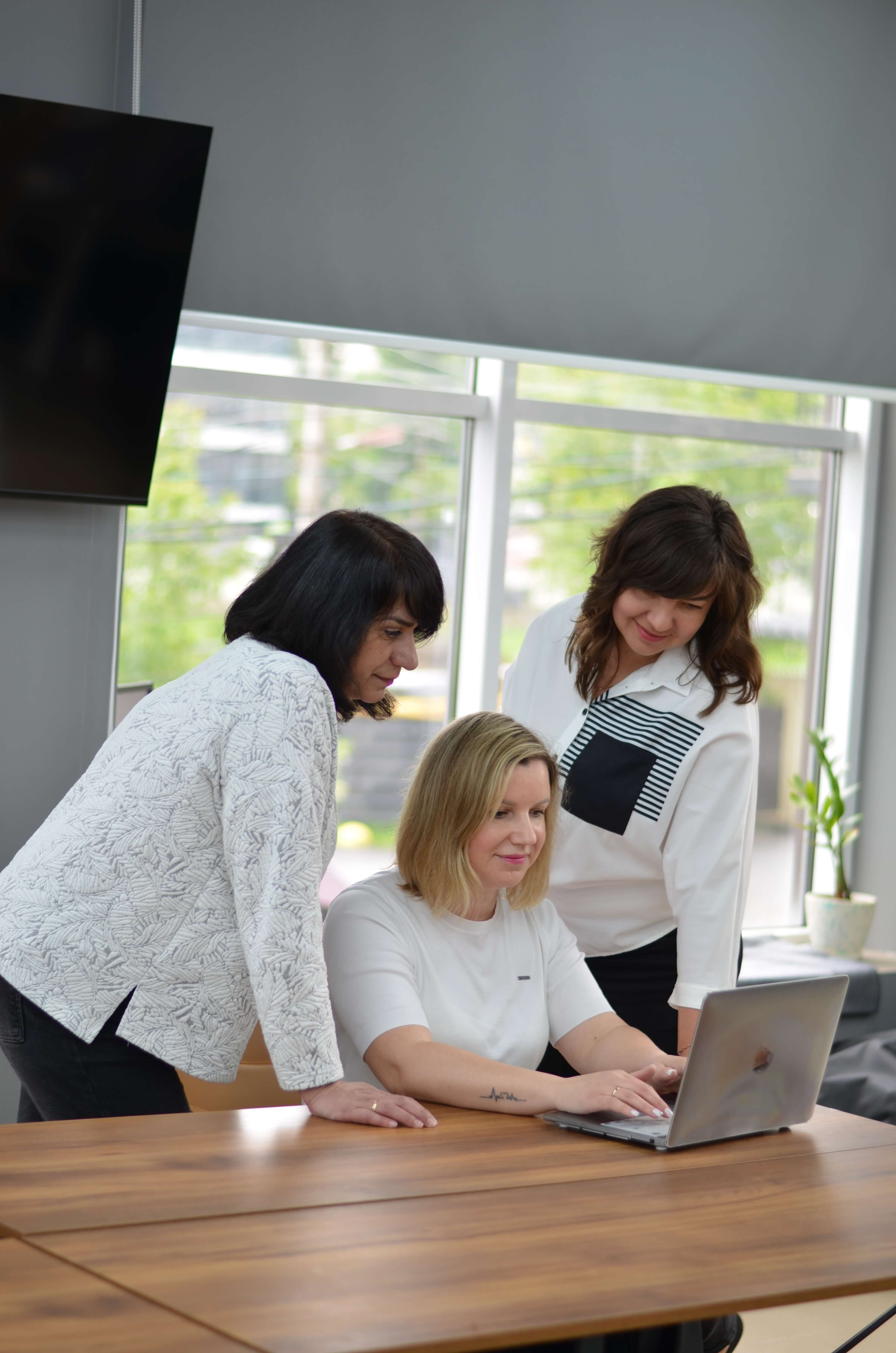 Ріелтори АН Опора обговорюють умови угоди