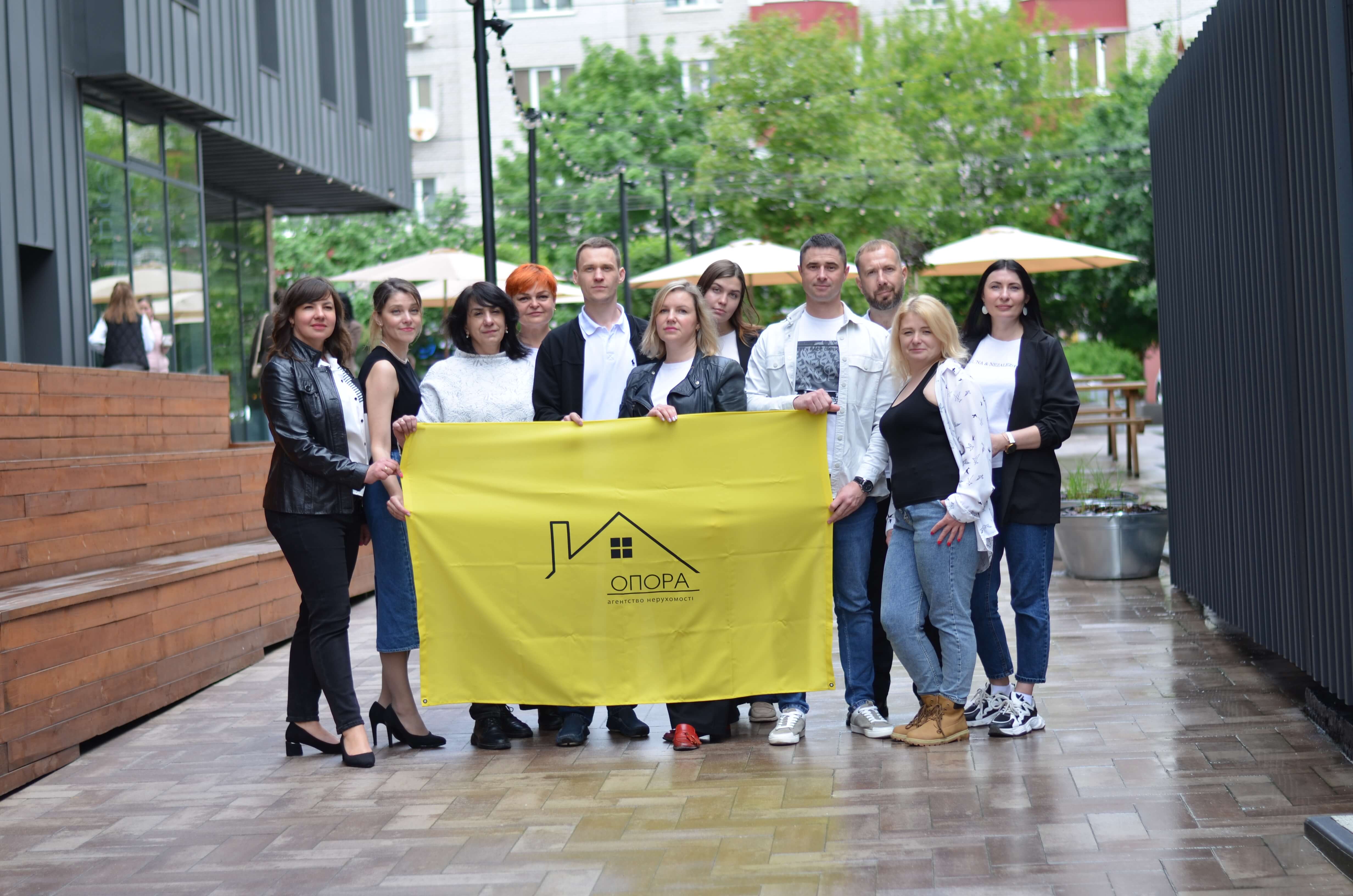 Команда АН Опора з фірмовим жовтим прапором в Хмельницькому