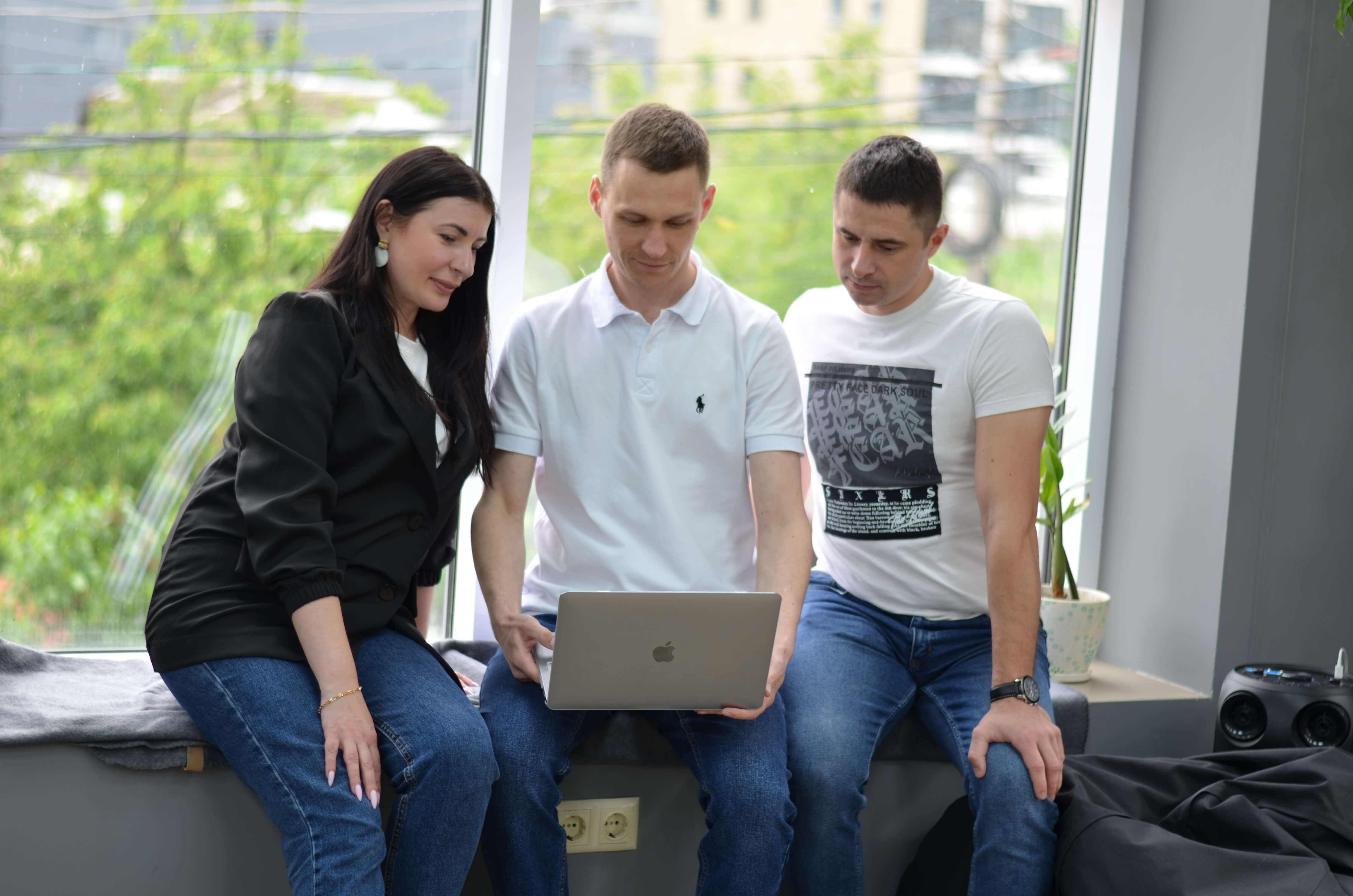 Ріелтори АН Опора аналізують об'єкти нерухомості в офісі